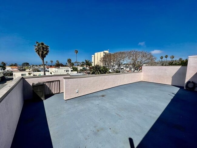 Building Photo - VIEWS VIEWS VIEWS From This Townhome With ...