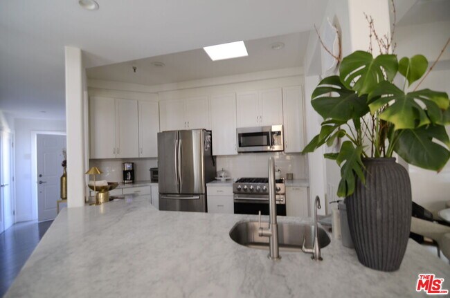 Building Photo - 5703 Laurel Canyon Blvd