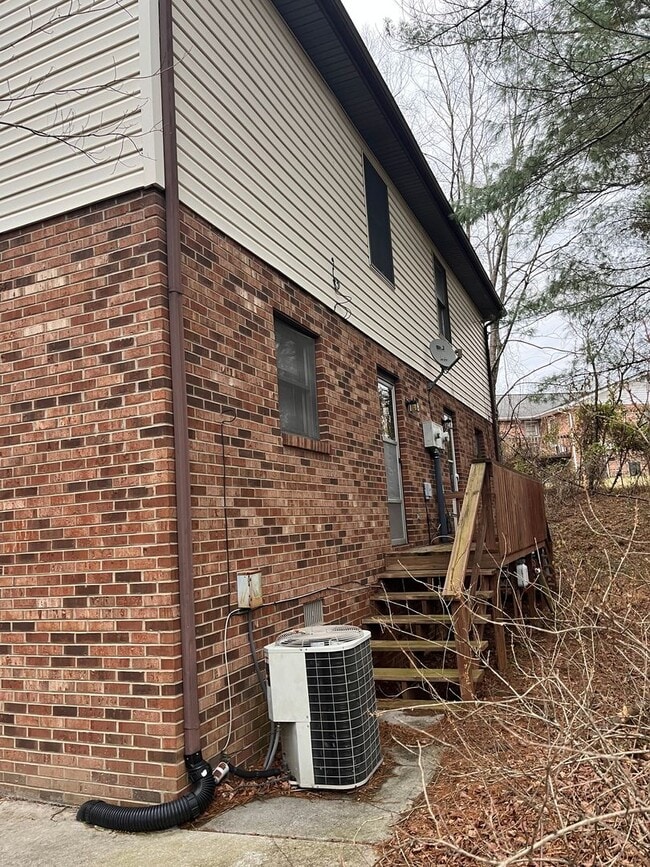 Building Photo - Renovated Home Near Virginia Tech