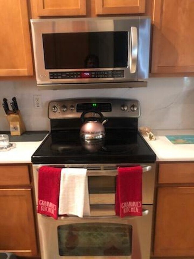 Building Photo - 4 bedrooms, 2 bathrooms, 2 car garage