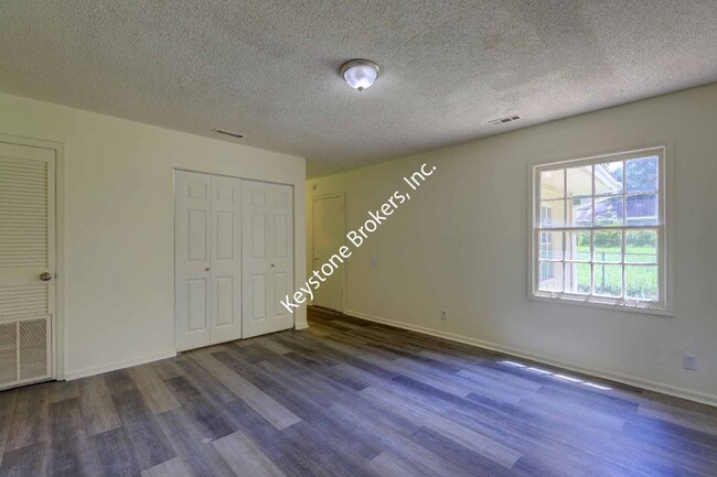 Building Photo - 5576 Kiernan Dr