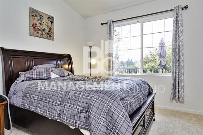 Building Photo - Light & Bright Timberland Condo in NW Portland MUST SEE!!! Garage Included