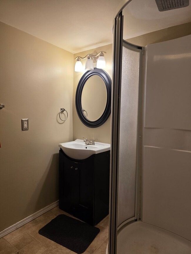 Building Photo - Spacious Home Across from University of Findlay