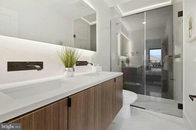 Building Photo - Modern 3BR/3BA Shaw Penthouse with Two Private Decks