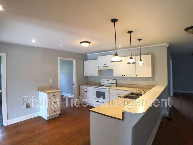 Building Photo - 2100 Merry Dr NE