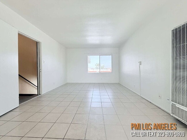 Building Photo - 943 W 68th St