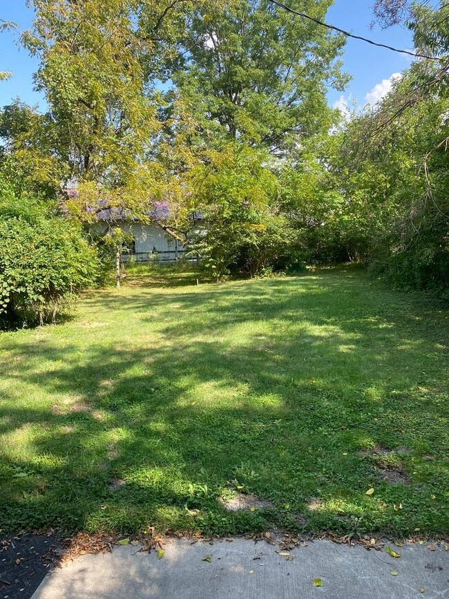 Building Photo - Spacious 4 Bed 1.5 Bath House
