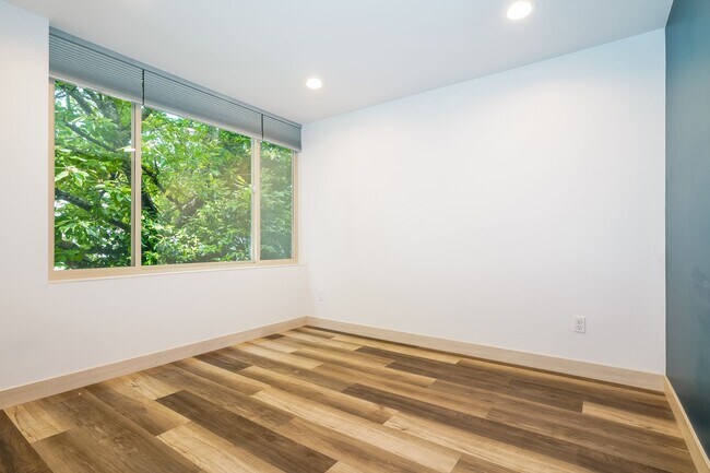Building Photo - Stylish 3 Bedroom with Rooftop Decks and Dedicated Parking