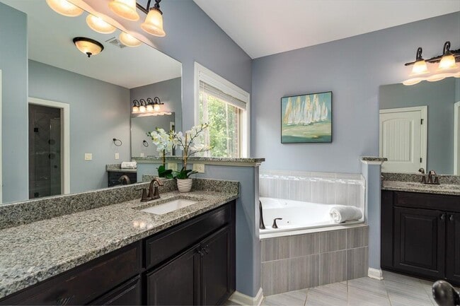 Building Photo - 1290 Redbud Dr
