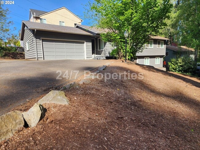 Building Photo - *1/2 OFF FIRST MONTHS RENT* Spacious 4BD I...