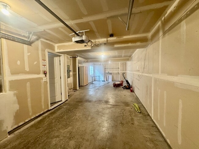 Building Photo - Everett Townhouse
