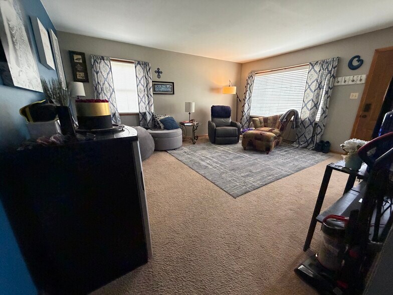 Building Photo - 10108 W Montana Ave