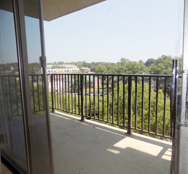 Patio - 4600 S Four Mile Run Dr