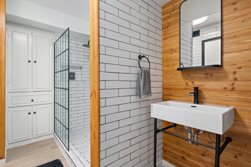 Building Photo - 5041 Cedar Springs Rd