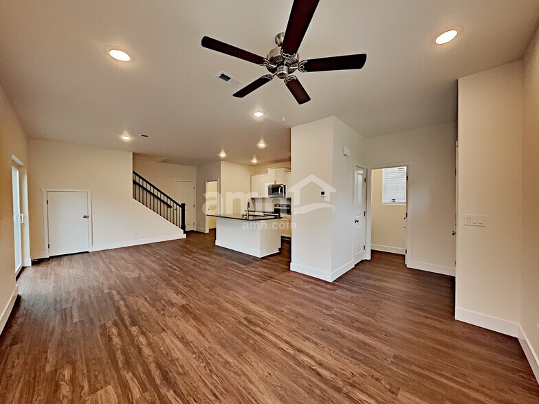 Building Photo - 32971 Lookout Ln