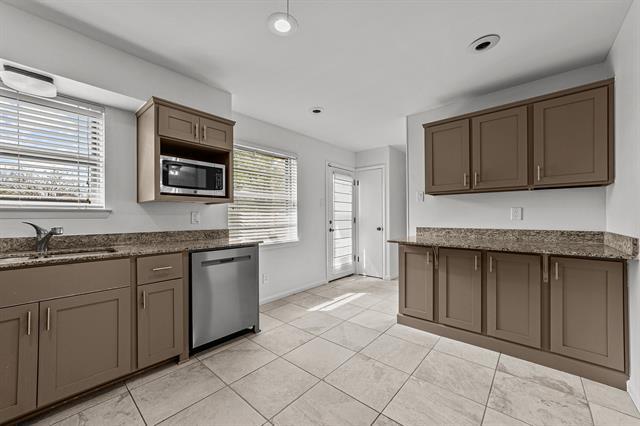 Building Photo - 8604 Graywood Dr