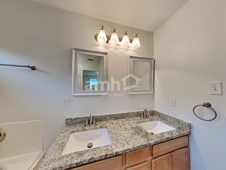 Building Photo - 30710 Country Meadows Dr