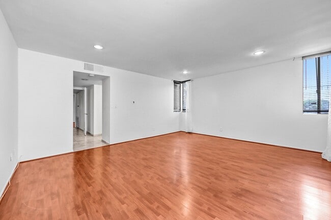 Building Photo - Spacious End-Unit Hollywood Condo with 2 Parking Spaces