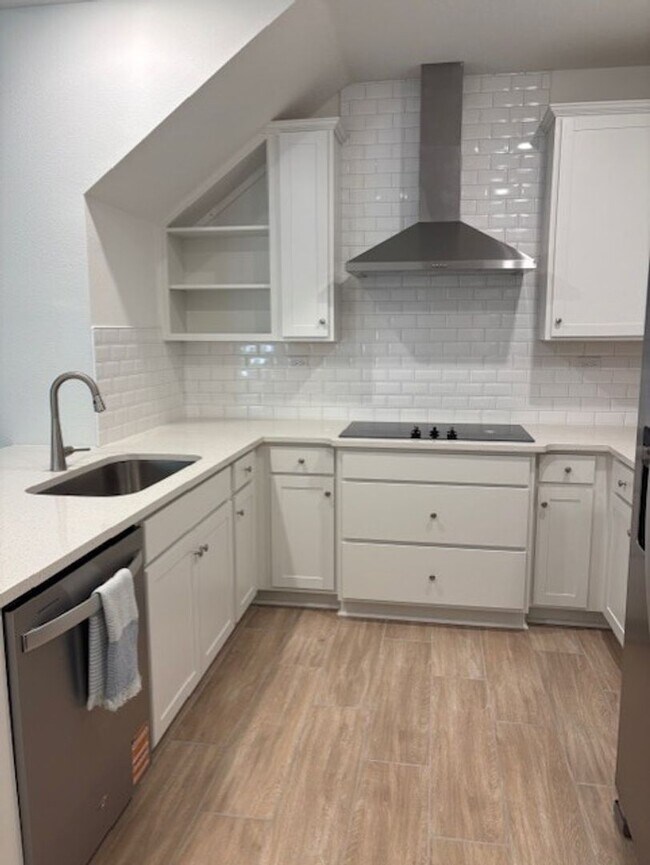 Building Photo - Luxury 3 Bedroom 2.5 Bath 2 car garage Townhome in the Gated Community of the Hammock