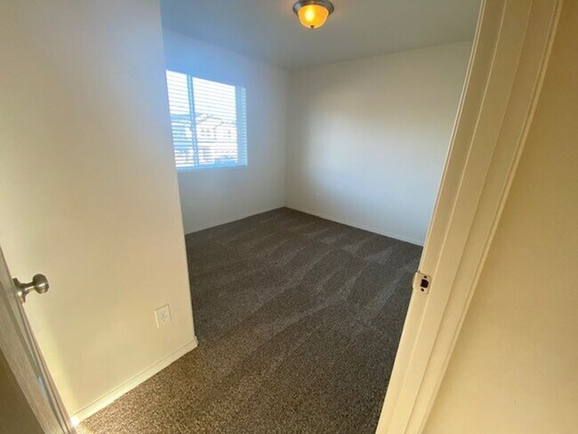 Building Photo - MOVE IN SPECIAL $1000 off first month rent...