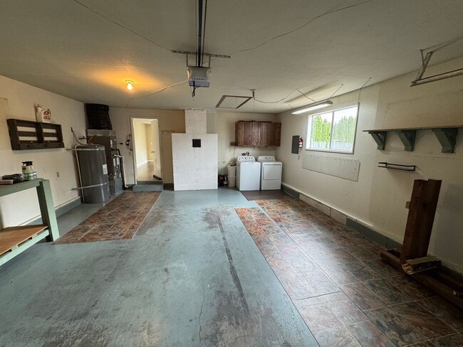 Building Photo - Charming 3 Bed / 2 Bath Ranch on Large Lot – Cul-de-Sac Location – $2,495/mo