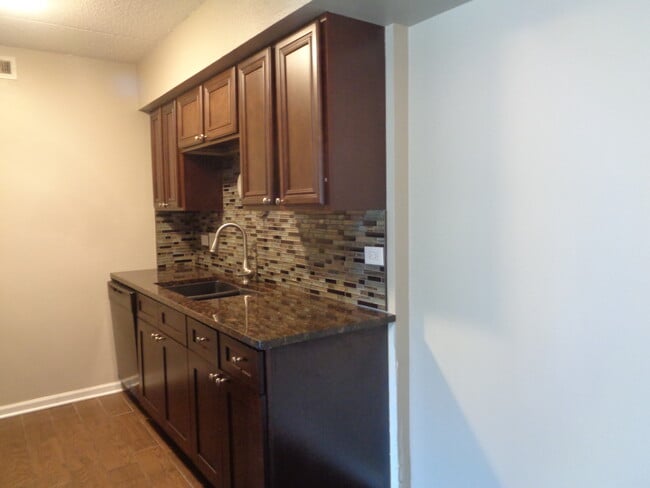 Building Photo - 14785 Lake View Dr