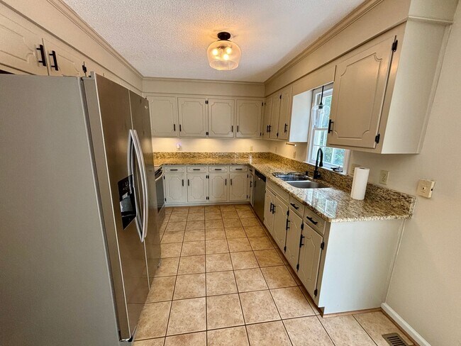 Building Photo - 193 Heather Dr