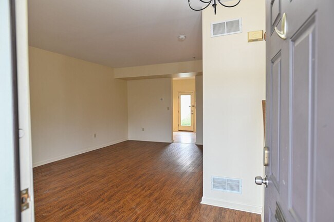 Building Photo - 3 Bedroom Single Family in Midtown with Pa...