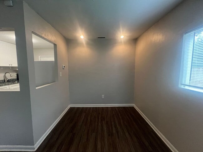 Building Photo - 615 Queens View Ct