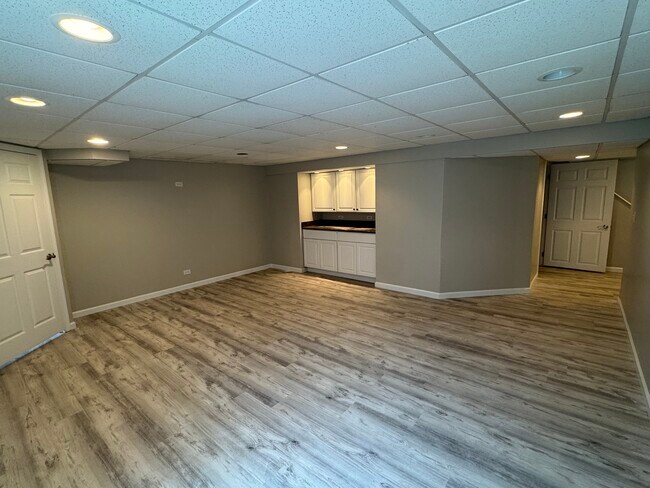 Building Photo - 1527 Windsor Ct