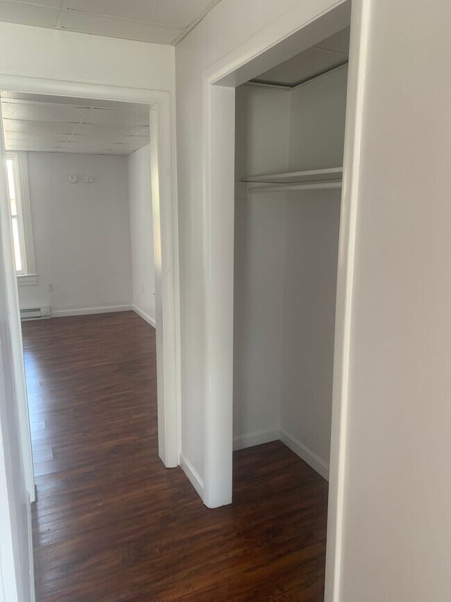 Building Photo - Spacious 3rd floor efficiency York City