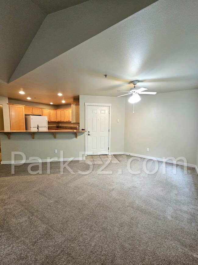 Building Photo - $500 Off 1st Full Month! 3 Bedroom Upper L...