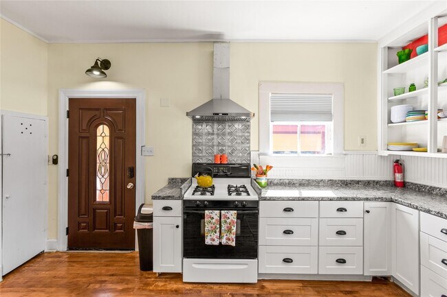 Building Photo - 2927 Bernardo De Galvez Ave