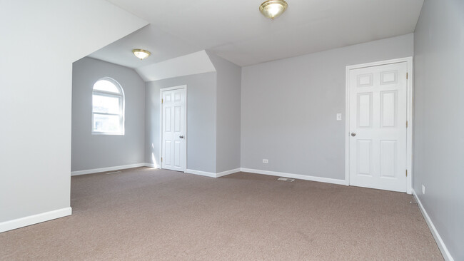 Building Photo - 1148 W Addison St