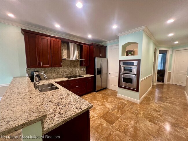 Building Photo - 2351 Lakeview Dr