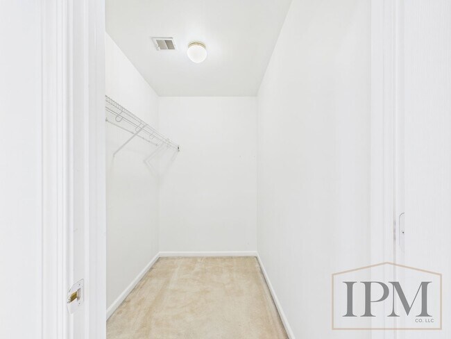 Building Photo - Beautiful 3 Bedroom End Unit in Highly Des...