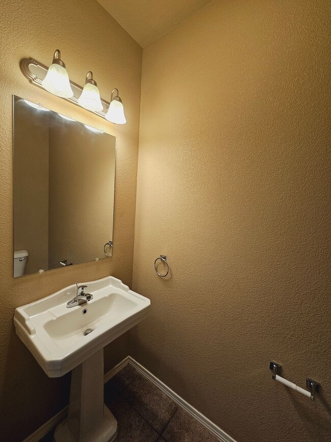Building Photo - Beautiful 4 bedroom 2.5 bath home in Northeast El Paso!