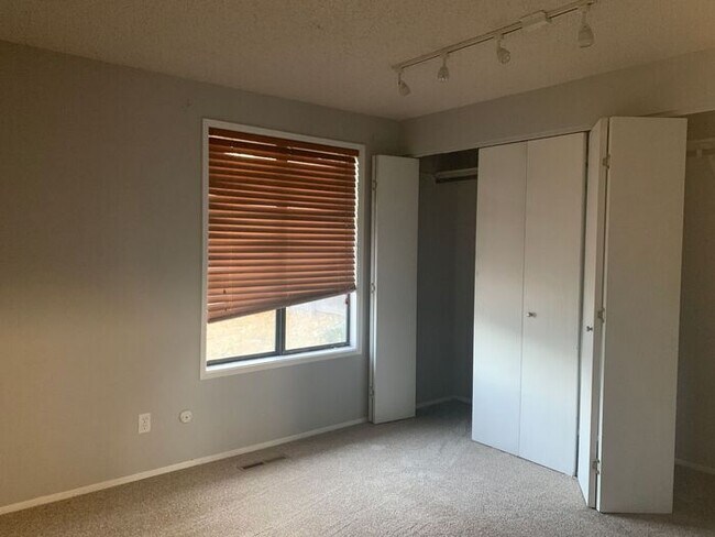 Building Photo - Lovely 3 Bedroom 1 Bath Ranch-Style House ...