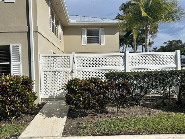 Primary Photo - 2882 SW Lakemont Pl