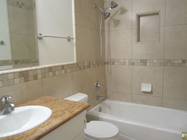 Building Photo - Immaculate 2 Bedroom Loma Linda Duplex