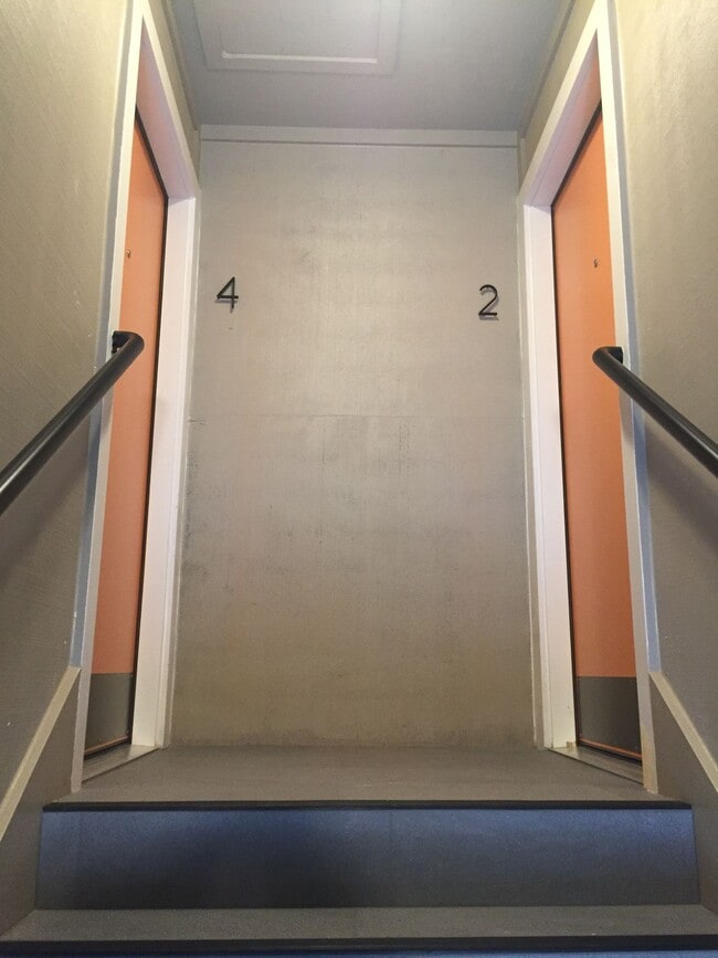 Building Photo - Private Modern 2Br Hardwoods, Quartz, SS A...