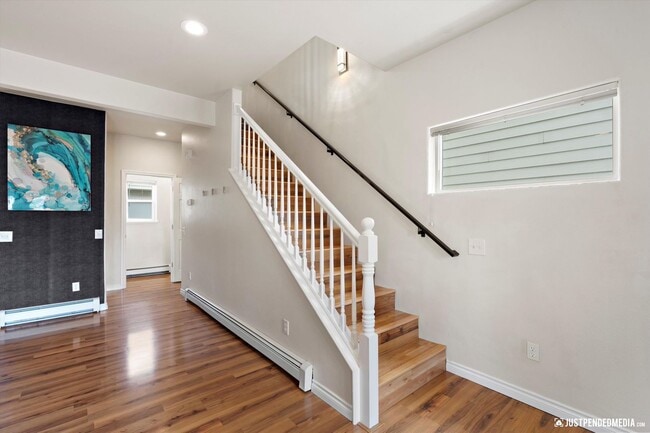 Building Photo - Modern & Stylish Townhome!