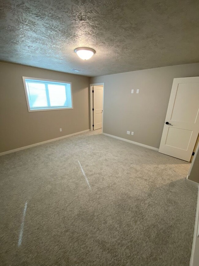Building Photo - Twin Home