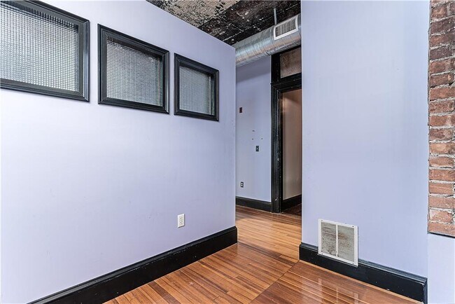 Building Photo - 114 Main St