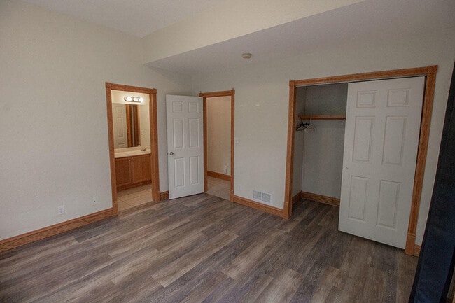 Building Photo - 1420 Bradford Dr