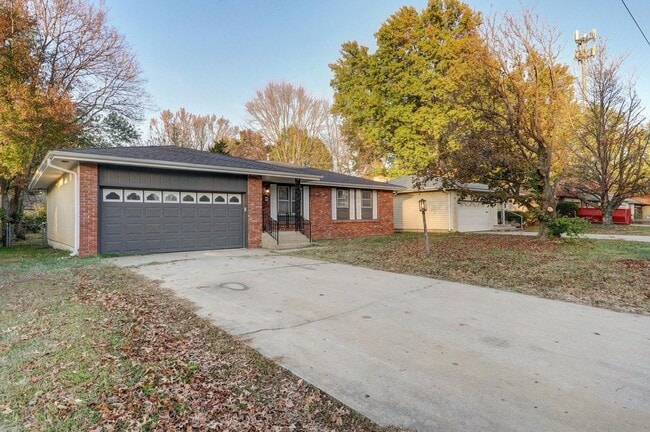 Building Photo - 3 Bedroom | 2 Bathroom | 2 Car Garage | Springfield MO | Fenced Back Yard!