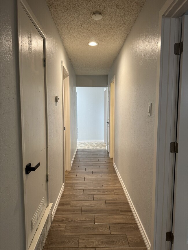 Building Photo - 2121 Oak Valley Ln