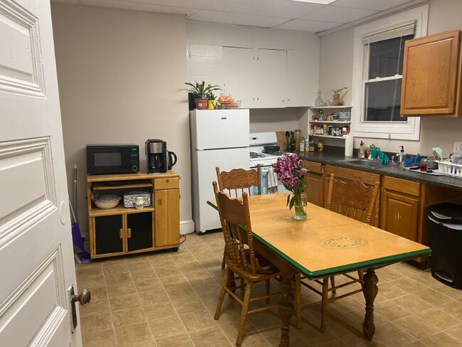 Building Photo - 254 Hope St