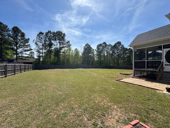 Building Photo - Like New and Move-in Ready!!