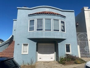 Building Photo - Epic REA - Spacious Light-filled Corner House 4BD/ 2BA